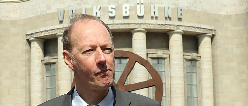 Martin Sonneborn (Die PARTEI), Vorsitzender, startet vor der Volksbühne im Bezirk Mitte mit Pressekonferenz und Fototermin in den EU-Wahlkampf. 