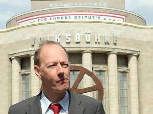 Martin Sonneborn (Die PARTEI), Vorsitzender, startet vor der Volksbühne im Bezirk Mitte mit Pressekonferenz und Fototermin in den EU-Wahlkampf. 