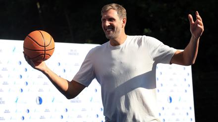 Nowitzki hat zuletzt einen Basketball-Platz in Würzburg eröffnet. (Archivbild)