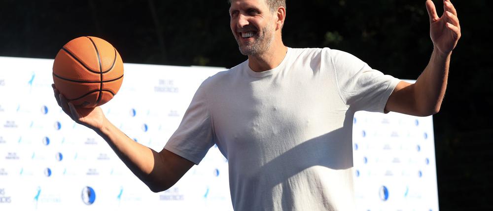 Nowitzki hat zuletzt einen Basketball-Platz in Würzburg eröffnet. (Archivbild)