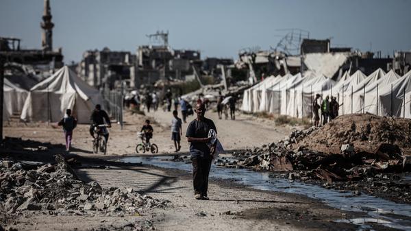 Palästinenser kehren nach dem israelischen Rückzug in ihre zerstörten Häuser im Viertel al-Zahra im Gazastreifen zurück. Nach zwei Jahren Krieg ist der Gazastreifen weitestgehend zerstört. 