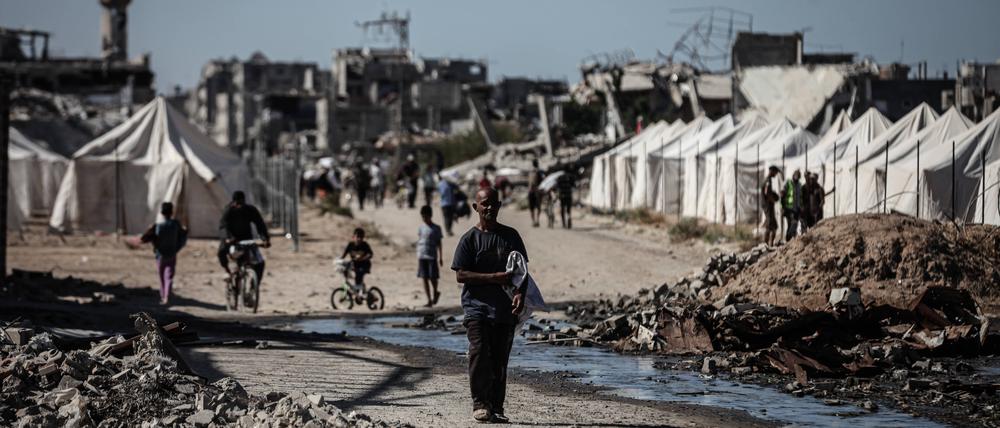 Palästinenser kehren nach dem israelischen Rückzug in ihre zerstörten Häuser im Viertel al-Zahra im Gazastreifen zurück. Nach zwei Jahren Krieg ist der Gazastreifen weitestgehend zerstört.