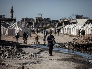 Palästinenser kehren nach dem israelischen Rückzug in ihre zerstörten Häuser im Viertel al-Zahra im Gazastreifen zurück. Nach zwei Jahren Krieg ist der Gazastreifen weitestgehend zerstört. 