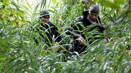 Bei der Suche nach dem vermissten achtjährigen Fabian wird der Uferbereich am Inselsee mit Schlauchbooten, Tauchern und Einsatzkräften in Wathosen durchkämmt. 