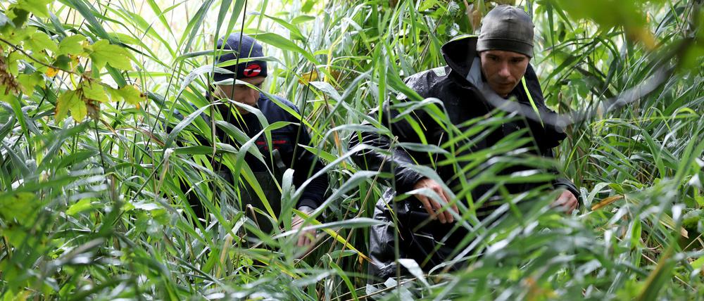 Bei der Suche nach dem vermissten achtjährigen Fabian wird der Uferbereich am Inselsee mit Schlauchbooten, Tauchern und Einsatzkräften in Wathosen durchkämmt.