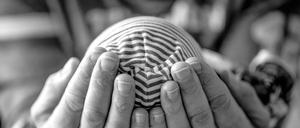 Das eigene Kind halten: Es geht um Liebe und Wertschätzung über den Tod hinaus.