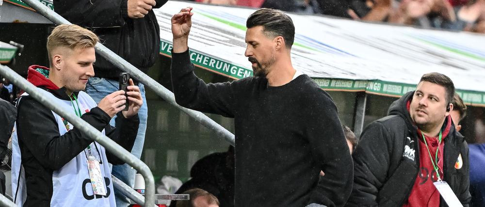Augsburgs neuer Coach Sandro Wagner fiel kürzlich mit einer Bla-Bla-Geste Richtung Zuschauer auf.