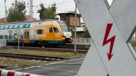 Es wird ein Ersatzverkehr mit Bussen für die Linie RE 1 eingerichtet.(Symbolbild)