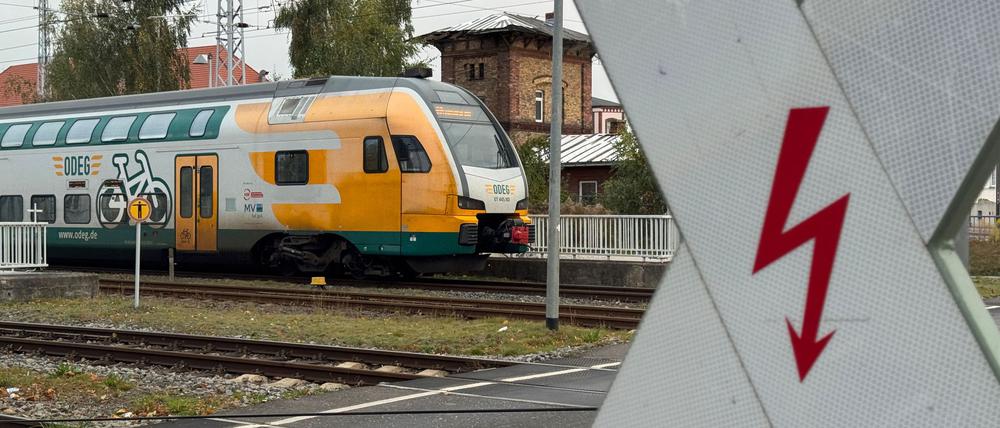 Es wird ein Ersatzverkehr mit Bussen für die Linie RE 1 eingerichtet.(Symbolbild)
