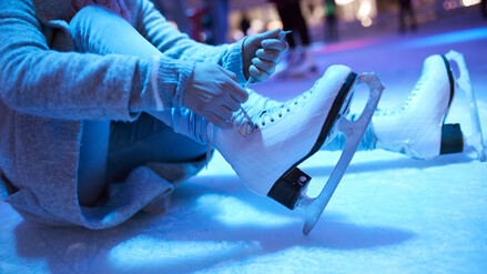 Eine Frau mit Schlittschuhen.