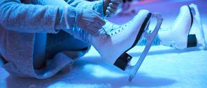 Eine Frau mit Schlittschuhen.