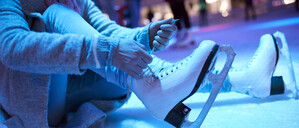 Eine Frau mit Schlittschuhen.