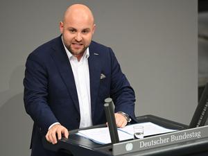 Markus Frohnmaier (AfD), Bundestagsabgeordneter, spricht in der Debatte im Bundestag.