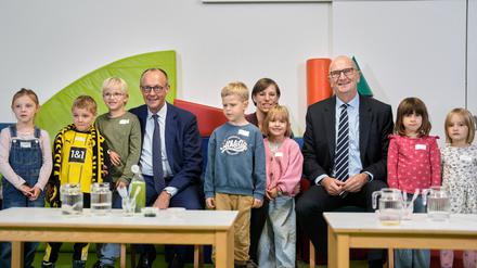 Kanzler Friedrich Merz (CDU) und Brandenburgs Regierungschef Dietmar Woidke (CDU) in der Potsdamer Fröbel-Kita.