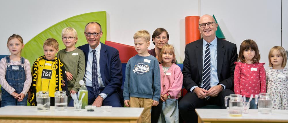 Kanzler Friedrich Merz (CDU) und Brandenburgs Regierungschef Dietmar Woidke (CDU) in der Potsdamer Fröbel-Kita.