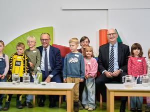Kanzler Friedrich Merz (CDU) und Brandenburgs Regierungschef Dietmar Woidke (CDU) in der Potsdamer Fröbel-Kita. 