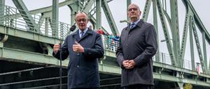 Bundeskanzler Friedrich Merz (l, CDU) steht neben Dietmar Woidke (SPD), Ministerpräsident von Brandenburg, neben der Glienicker Brücke beim Pressestatement nach seinem Antrittsbesuch in Brandenburg.