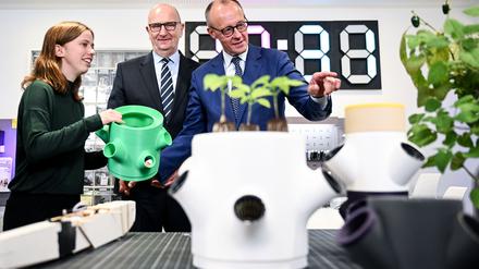 Bundeskanzler Friedrich Merz (CDU) informiert sich über ein wissenschaftliches Projekt in einer Innovations-Werkstatt im Hasso-Plattner-Institut in Potsdam. 
