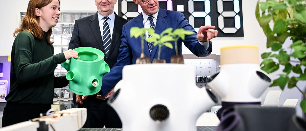 Bundeskanzler Friedrich Merz (CDU) informiert sich über ein wissenschaftliches Projekt in einer Innovations-Werkstatt im Hasso-Plattner-Institut in Potsdam.
