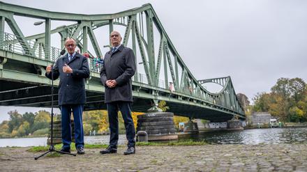 Kanzler Merz traf bei seinem offiziellen Antrittsbesuch in Brandenburg mit Ministerpräsident Dietmar Woidke (SPD) zusammen und machte einen Abstecher zur Glienicker Brücke zwischen Potsdam und Berlin. 