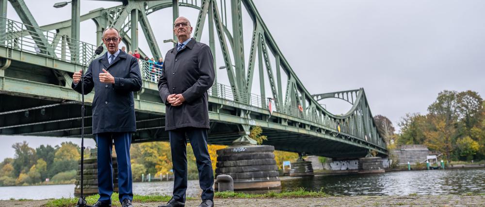 Kanzler Merz traf bei seinem offiziellen Antrittsbesuch in Brandenburg mit Ministerpräsident Dietmar Woidke (SPD) zusammen und machte einen Abstecher zur Glienicker Brücke zwischen Potsdam und Berlin.