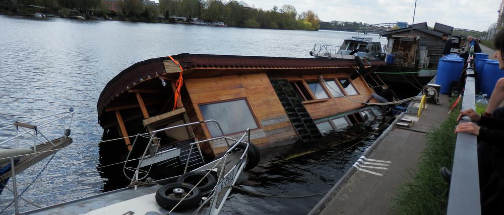 Der Kahn im Wasser der Havel.