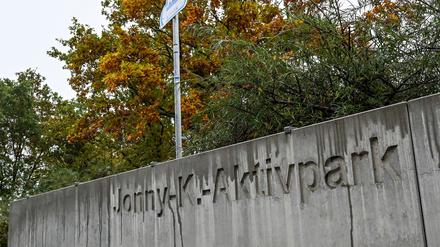 Der Jonny-K.-Aktivpark erinnert auf dem Gelände des früheren Egelpfuhlparks in Spandau an Jonny K., der 2012 Opfer eines tödlichen Gewaltexzesses wurde.