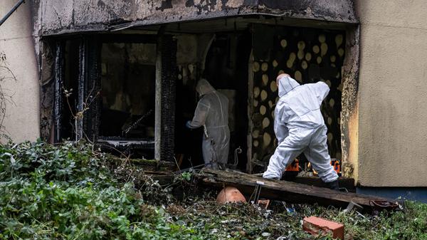 Das Feuer in der Erdgeschosswohnung hat große Schäden hinterlassen. Einsatzkräfte der Spurensicherung suchen nach der Ursache.