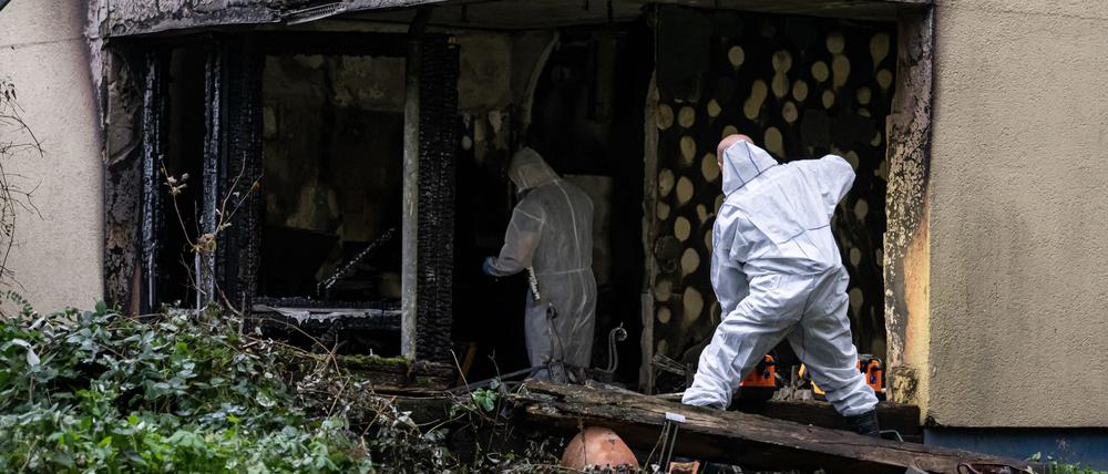 Das Feuer in der Erdgeschosswohnung hat große Schäden hinterlassen. Einsatzkräfte der Spurensicherung suchen nach der Ursache.