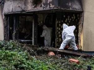 Das Feuer in der Erdgeschosswohnung hat große Schäden hinterlassen. Einsatzkräfte der Spurensicherung suchen nach der Ursache.