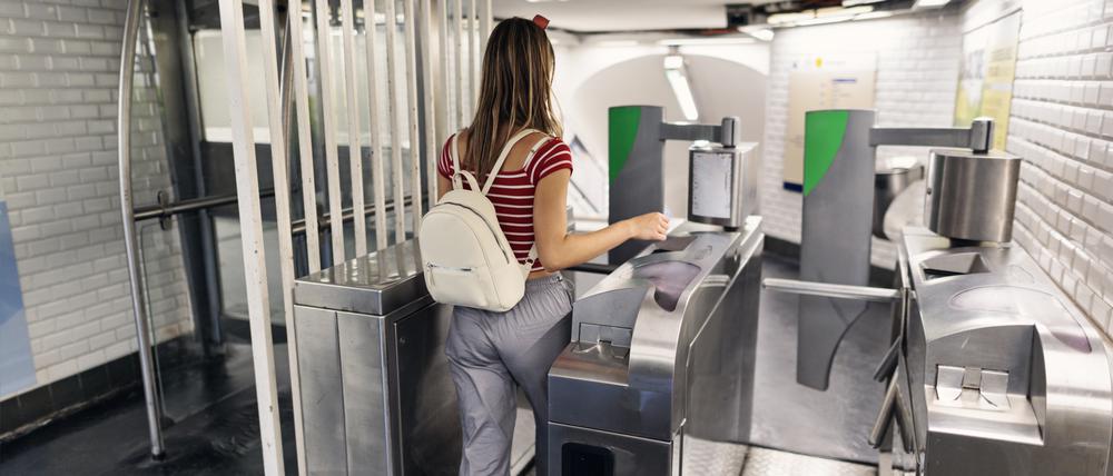 Zugangskontrolle an einem U-Bahnhof in Paris, wo es seit mehreren Jahrzehnten solche Sperren gibt.