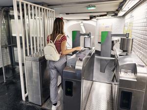 Zugangskontrolle an einem U-Bahnhof in Paris, wo es seit mehreren Jahrzehnten solche Sperren gibt. 