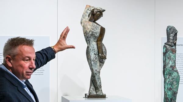 Die Skulpturen „Tänzerin“ von Marg Moll (l) und „Stehendes Mädchen“ von Otto Baum werden von Landesarchäologen Matthias Wemhoff in der Ausstellung „Berliner Skulpturenfund - „Entartete Kunst“ im Bombenschutt“ im „Petri Berlin“ vorgestellt.