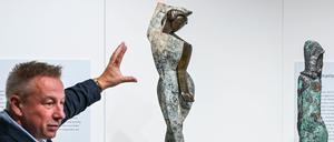 Die Skulpturen „Tänzerin“ von Marg Moll (l) und „Stehendes Mädchen“ von Otto Baum werden von Landesarchäologen Matthias Wemhoff in der Ausstellung „Berliner Skulpturenfund - „Entartete Kunst“ im Bombenschutt“ im „Petri Berlin“ vorgestellt.