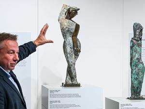 Die Skulpturen „Tänzerin“ von Marg Moll (l) und „Stehendes Mädchen“ von Otto Baum werden von Landesarchäologen Matthias Wemhoff in der Ausstellung „Berliner Skulpturenfund - „Entartete Kunst“ im Bombenschutt“ im „Petri Berlin“ vorgestellt.