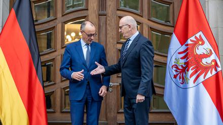 „Shake hands“ zum Auftakt: Kanzler Merz (CDU) wird vom brandenburgischen Ministerpräsidenten Dietmar Woidke (SPD) empfangen. Es ist der erste offizielle Antrittsbesuch des Kanzlers in einem ostdeutschen Bundesland.