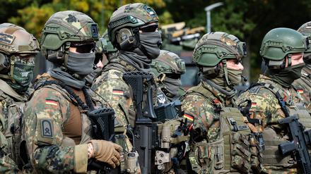 Bundeswehr-Soldaten, bereit zum Kampf. 