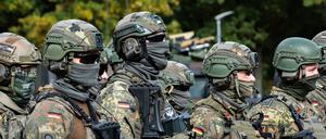 Bundeswehr-Soldaten, bereit zum Kampf. 