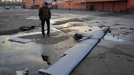 Ein Drohnen-Trümmerteil nach einem Angriff auf die Ukraine.