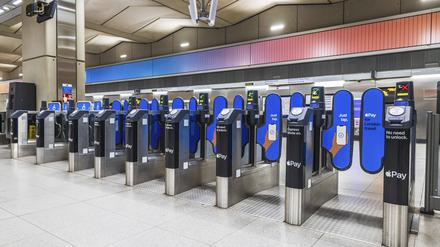 Fahrkartenschranken der Londoner U Bahn. Zugang zum U Bahn System. London, UK, 4. Juli 2023 London Underground Ticket Barriers. Entrance to the Subway System. London, UK, 4 July 2023 Copyright: imageBROKER/Tartezy ibliqx14043956.jpg Bitte beachten Sie die gesetzlichen Bestimmungen des deutschen Urheberrechtes hinsichtlich der Namensnennung des Fotografen im direkten Umfeld der Veröffentlichung