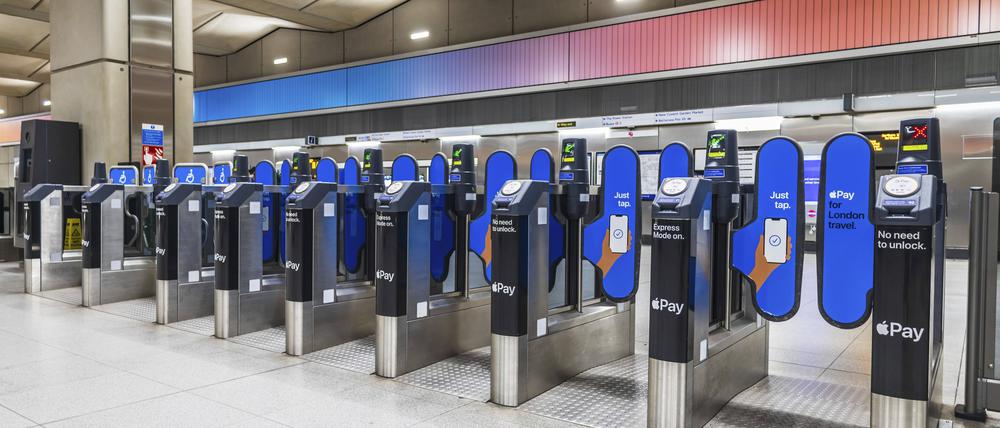 Fahrkartenschranken der Londoner U Bahn. Zugang zum U Bahn System. London, UK, 4. Juli 2023 London Underground Ticket Barriers. Entrance to the Subway System. London, UK, 4 July 2023 Copyright: imageBROKER/Tartezy ibliqx14043956.jpg Bitte beachten Sie die gesetzlichen Bestimmungen des deutschen Urheberrechtes hinsichtlich der Namensnennung des Fotografen im direkten Umfeld der Veröffentlichung
