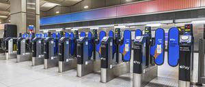 Fahrkartenschranken der Londoner U Bahn. Zugang zum U Bahn System. London, UK, 4. Juli 2023 London Underground Ticket Barriers. Entrance to the Subway System. London, UK, 4 July 2023 Copyright: imageBROKER/Tartezy ibliqx14043956.jpg Bitte beachten Sie die gesetzlichen Bestimmungen des deutschen Urheberrechtes hinsichtlich der Namensnennung des Fotografen im direkten Umfeld der Veröffentlichung