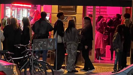 Menschenauflauf bei einem „Secret Rave“ in einem Späti in der Schönhauser Allee.