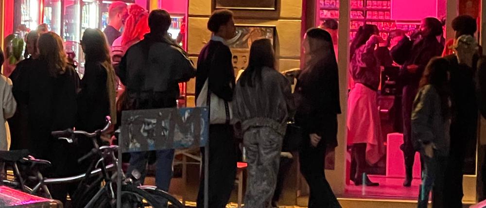 Menschenauflauf bei einem „Secret Rave“ in einem Späti in der Schönhauser Allee.
