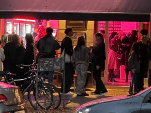 Menschenauflauf bei einem „Secret Rave“ in einem Späti in der Schönhauser Allee.