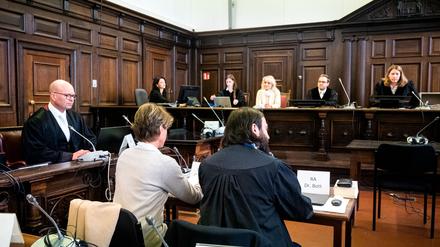 Der Prozess um die Angeklagte Block (M.l.) soll am Mittwoch in Hamburg fortgesetzt werden. (Archivbild) 