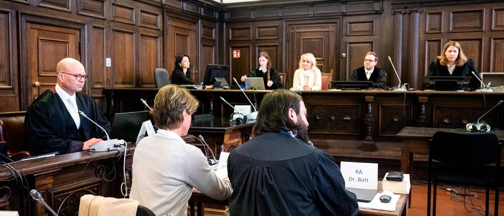 Der Prozess um die Angeklagte Block (M.l.) soll am Mittwoch in Hamburg fortgesetzt werden. (Archivbild)