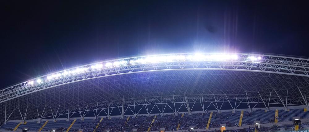 Kurz vor dem Anpfiff im Nationalstadion von Costa Rica informieren Polizisten einen Nationalspieler über eine Unterhaltsklage gegen ihn. (Archivbild)