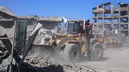 Bulldozer der Stadtverwaltung von Gaza räumen Trümmer von Gebäuden von den Straßen in Gaza-Stadt.
