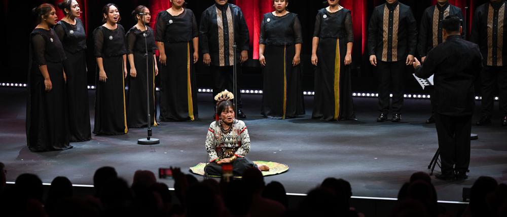 Mit einem Philippinischen Chor beginnt die Eröffnungsfeier.